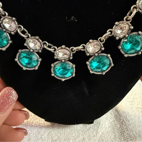 Avon Silver and green gemstone ribbon/metal Necklace vintage - Picture 5 of 5